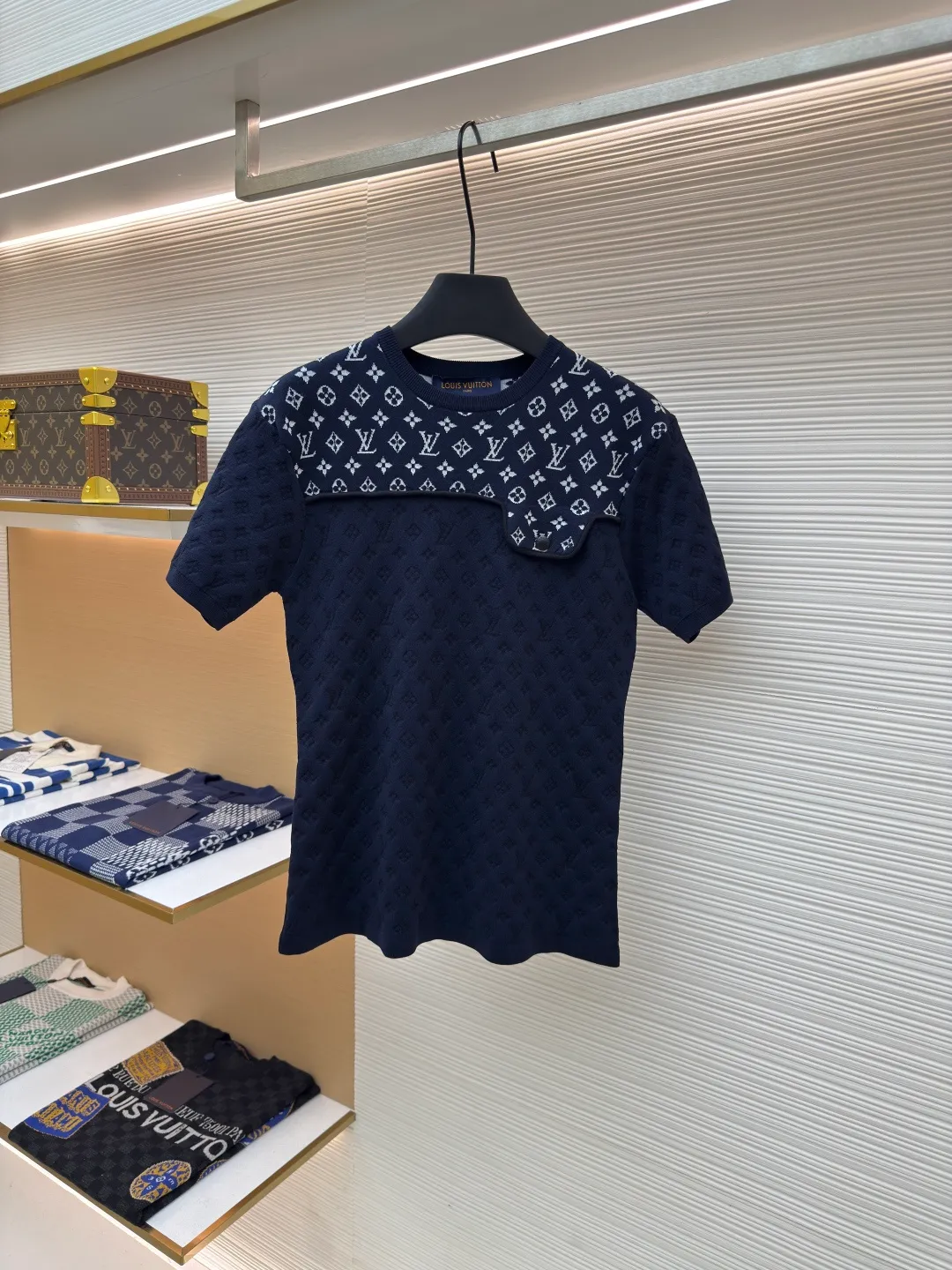 LOUIS VUITTON Knitted Jacquard Short Sleeves [Women's Wear] ●Authentic product: Purchased and developed by 15222 ●Item number: 1680362-A45 ●Fabrics: pure cotton fabric ●Technology: knitted jacquard production ●Version: fitted version ●Weight: about 260 grams ●Size: S-M-L ●Description: High-count and high-density mulberry silk blended fabric, woven using double-sided jacquard technology. The entire fabric has a full and three-dimensional texture. It is different from the common printing or patching treatments on the market. The entire fabric has the presbyopia pattern embedded into the yarn structure during the weaving process. The pattern truly comes with the weaving and is not superimposed in the later stage. The pattern has a strong three-dimensional effect, does not fade, fall off or crack after long-term washing. It feels soft and stiff, and has a stable and advanced texture. , the lower part is treated with high-temperature shaping and embossing. Through the layered changes of light, shadow and tissue, it shows a low-key and exquisite Logo shading. It looks pure and calm from a distance, and rich in details when seen up close. The overall wiring is straight and delicate, the fabric is comfortable and soft, and the color is consistent without color difference. It can be matched with the same style to create a fashionable look and control various occasions. Customized accessories, complete with three standards, same style for men and women!